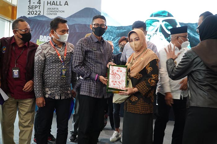 PROMOSIKAN WISATA: Bupati Berau Sri Juniarsih bertemu Menparekraf RI Sandiaga Uno di ajang DXI 2022, kemarin. Melalui ajang itu pula, bupati turut mempromosikan destinasi wisata bahari Berau.