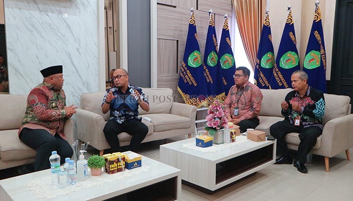 SAMBUT KUNJUNGAN: Wakil Bupati Berau Gamalis menerima kunjungan Asisten Direktur BI Kaltim, Rony, didampingi LO RIRU M Chardery, dan Konsultan PUMKM, Edy, kemarin.