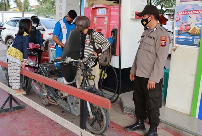 PANTAU SPBU: Kapolres Berau saat melakukan pemantauan di salah satu SPBU di Kabupaten Berau kemarin (4/9).