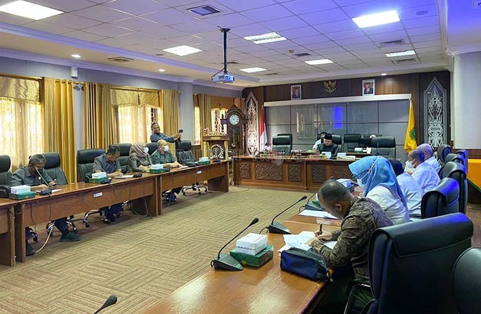 PIMPIN RAPAT: Ketua DPRD Berau Madri Pani, memimpin RDP terkait permasalahan kelangkaan BBM di Bumi Batiwakkal.