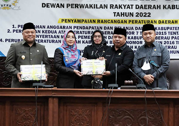 PERUBAHAN APBD: Bupati Berau Sri Juniarsih didampingi Wakil Bupati Berau Gamalis, saat menyerahkan rancangan peraturan daerah tentang Perubahan APBD Berau Tahun Anggaran 2022, kemarin.