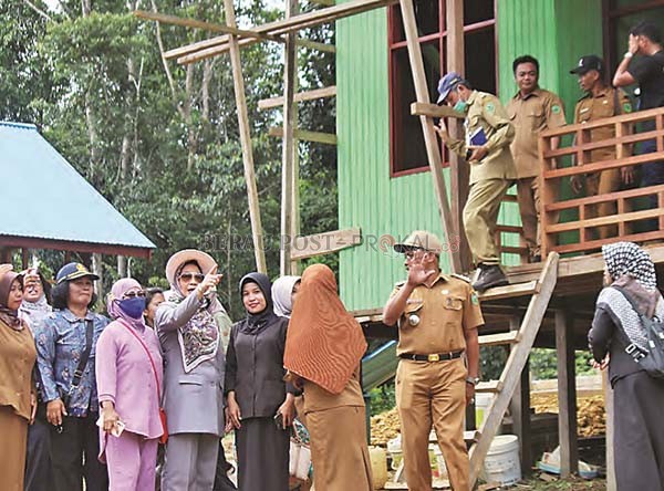 Bupati Berau Sri Juniarsih saat meninjau langsung rumah layak huni milik warga Kampung Mapulu, yang sementara ini masih dalam tahap penyelesaian pembangunan, kemarin