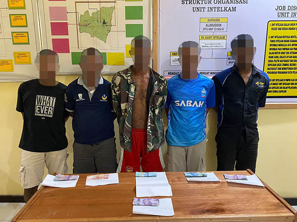 KEDAPATAN BERJUDI: Lima pelaku perjudian yang diringkus personel Polsek Segah, Rabu (14/9) dini hari.