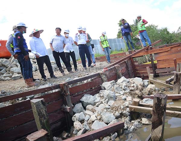 TINJAU LOKASI: Wakil Bupati Berau Gamalis bersama tim percepatan penanganan perbaikan Jembatan Sambaliung, meninjau kesiapan lokasi penyeberangan alternatif yang akan digunakan masyarakat ketika jembatan ditutup, kemarin (14/9).