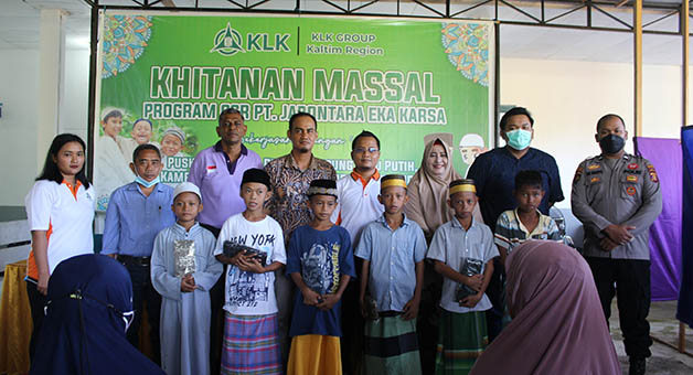 BAKTI SOSIAL: Perwakilan PT JEK, KLK Group Kaltim Region, berfoto bersama dengan peserta khitan massal serta sejumlah pihak dari Kecamatan Batu Putih, kemarin.