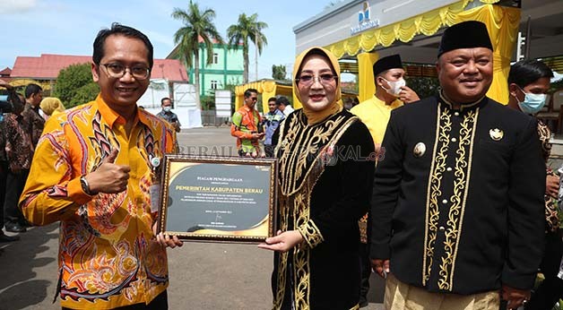UNTUK PEMKAB BERAU: Pemberian penghargaan piagam dan plakat yang diterima langsung Bupati Berau  Sri Juniarsih dari BPJS Ketenagakerjaan, sebagai apresiasi atas partisipasi dalam implementasi Inpres No 2 tahun