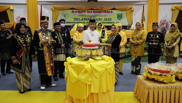 POTONGAN PERTAMA: Bupati Berau Sri Juniarsih memberikan potongan Puncak Rasul kepada Makmur HAPK, usai rapat Paripurna Istimewa, peringatan Hari Jadi ke-69 Kabupaten Berau dan ke-212 Kota Tanjung Redeb, beberapa waktu lalu.
