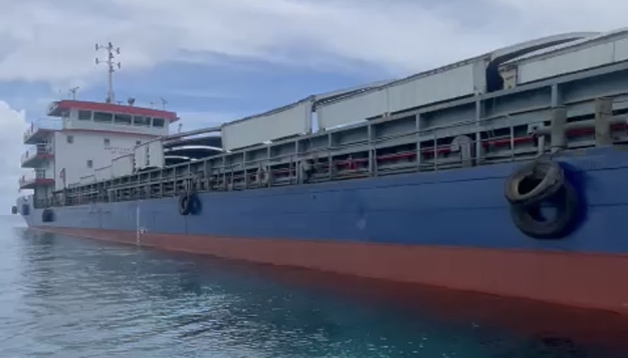 KAPAL BESAR: Kapal dengan nama lambung Flying Fish 518 menurukan jangkar di lokasi Turtle Traffic Pulau Maratua, Senin (19/9). Lokasi tersebut merupakan lokasi lalu lintas penyu.