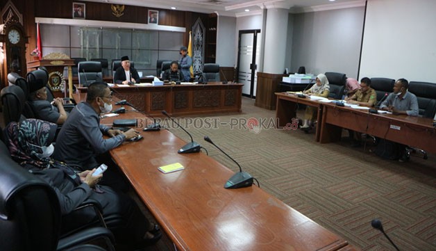 HEARING: Jajaran Komisi II DPRD Berau saat menggelar RDP bersama OPD terkait, mengenai operasional PT BAA yang ternyata belum mengantongi IUP-P.