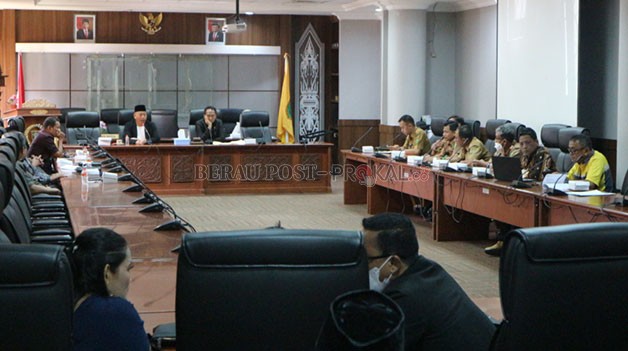 MEDIASI: Ketua dan Wakil Ketua Komisi II DPRD Berau, saat memimpin RDP dengan perwakilan PT SBE dan kelompok tani.