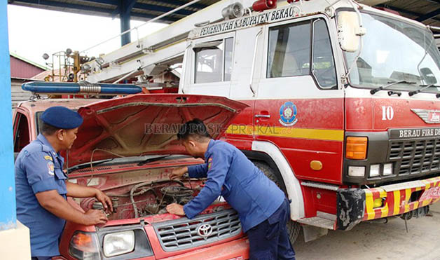 BUTUH PEREMAJAAN: Mobil damkar milik BPBD Berau yang sudah usang menjadi perhatian sejumlah anggota DPRD Berau.