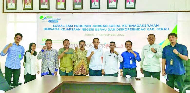 KOLABORASI: Kepala Cabang BPJS Ketenagakerjaan, Sonny Alonsye bersama perwakilan Kejari dan Diskoperindag Berau berfoto bersama usai melaksanakan sosialisasi program jaminan sosial.