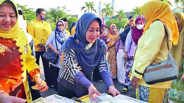 DUKUNG UMKM: Bupati Berau, Sri Juniarsih, meminta pihak retail modern untuk bisa menjual produk kuliner UMKM lokal.