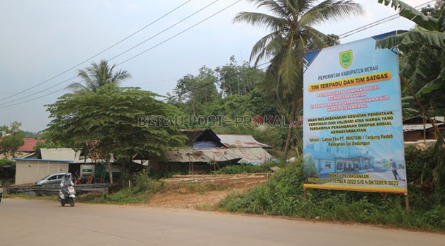 TANGANI DAMPAK SOSIAL: Pemkab Berau memasang baliho sebagai sosialisasi upaya penanganan dampak sosial kemasyarakatan dalam rangka pembangunan RSUD Berau, di lahan eks PT Inhutani I, Jalan Sultan Agung, Sei Bedungun.