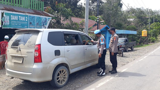 SEBAR NOMOR PONSEL: Polsek Kelay memberikan nomor ponsel Kapolsek Kelay kepada pengendara, agar segera melaporkan jika terjadi pembegalan.