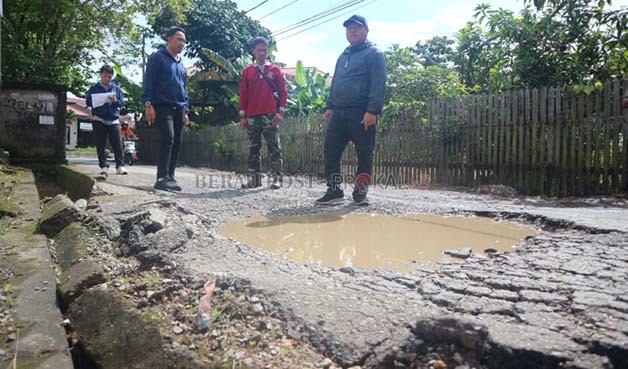PRESERVASI JALAN: Wakil Bupati Berau Gamalis didampingi Kabid Preservasi Jalan dan Jembatan DPUPR Berau, Junaidi, meninjau kerusakan sejumlah titik jalan dalam kota kemarin (30/9).