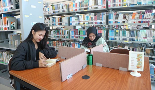 JENDELA DUNIA: Masyarakat saat berkunjung ke Perpustakaan Daerah di Kantor Dispusip Berau, kemarin (3/10).