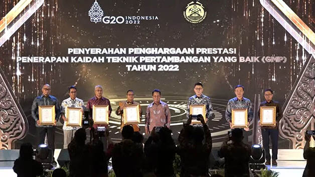PENGHARGAAN: Direktur Operasional dan HSE PT Berau Coal Arief Wiedhartono (tiga kiri), ketika menerima penghargaan GMP Awards yang diserahkan Direktur Pembinaan Mineral dan Batu Bara, Kementerian ESDM, Dr Ing Tri Winarno ST MT.