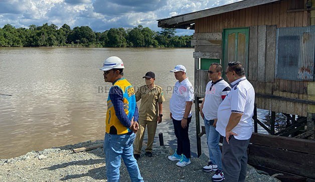 SUDAH 90 PERSEN: Anggota Komisi III DPRD Berau meninjau lokasi pembangunan dermaga yang disiapkan sebagai pendukung perbaikan Jembatan Sambaliung, Selasa (4/10).