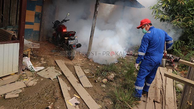 FOGGING: Petugas Dinkes melakukan fogging beberapa waktu lalu. Namun fogging bukan salah satu pencegahan jentik nyamuk. Melainkan kebersihan lingkungan.