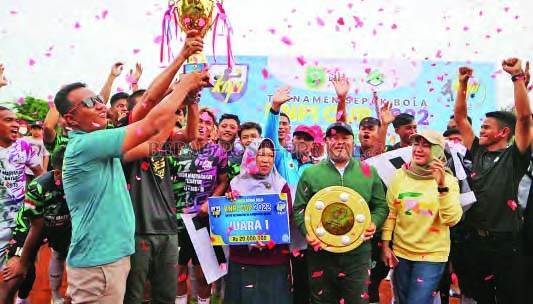 PENYERAHAN HADIAH: Ketua DPD KNPI Berau Hardiansyah, saat penyerahan piala kepada pemenang KNPI Cup 2022, yang juga dihadiri Wakil Bupati Berau, Gamalis.