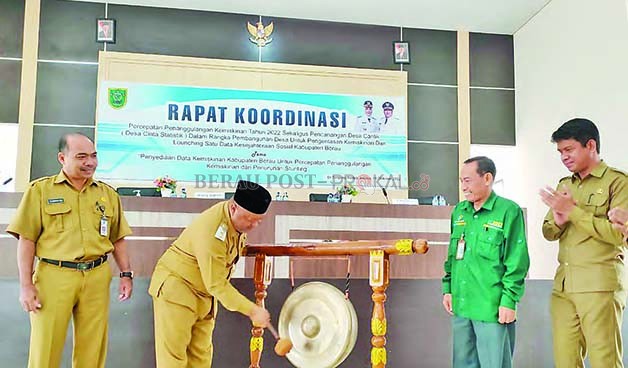 PUKUL GONG: Wakil Bupati Berau Gamalis membuka rapat koordinasi percepatan penanggulangan kemiskinan di Kabupaten Berau, kemarin.