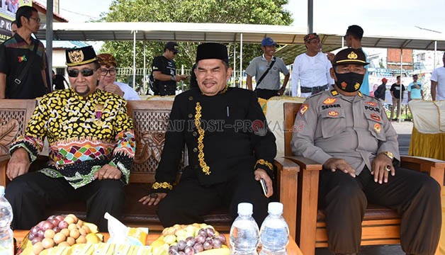 PELESTARIAN BUDAYA: Ketua DPRD Kaltim Hasanuddin Mas’ud (baju hitam) saat menghadiri perlombaan balap ketinting, dalam rangka memeriahkan Acara Adat Kutai Kartanegara (ERAU 2022) di Dermaga Kumala, Kabupaten Kutai Kartanegara (Kukar), Jumat (30/9).
