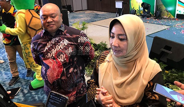 INGATKAN ATLET: Bupati Sri Juniarsih bersama Wabup Berau Gamalis, usai mengikuti launching logo, maskot, dan jingle Porprov Kaltim tahun 2022, kemarin.