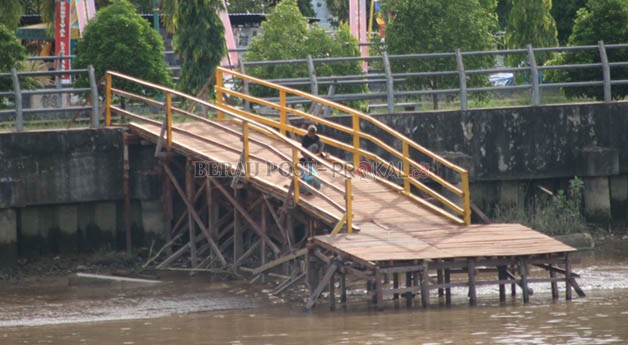 FASILITAS PENDUKUNG PROYEK: Dermaga penyeberangan orang dan kendaraan roda dua yang dibangun di depan perpustakaan daerah, telah rampung kemarin. Dermaga ini menjadi salah satu fasilitas pendukung agar proyek perbaikan Jembatan Sambaliung bisa dilaksanaka