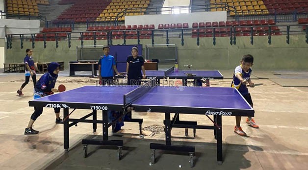 SURUTKAN MOTIVASI: Atlet-atlet tenis meja terus berlatih sebagai persiapan mengikuti berbagai kejuaraan, termasuk Porprov VII Kaltim di Berau tahun ini.