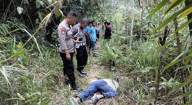 TAK ADA TANDA KEKERASAN: Jasad yang diduga Muhammad Yudi, ditemukan warga di area perkebunan kawasan Lamin, Teluk Bayur, sekitar pukul 16.10 Wita kemarin.