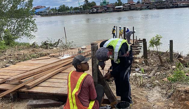 DERMAGA: Pembangunan dermaga penyeberangan yang akan difungsikan selama Jembatan Sambaliung ditutup.