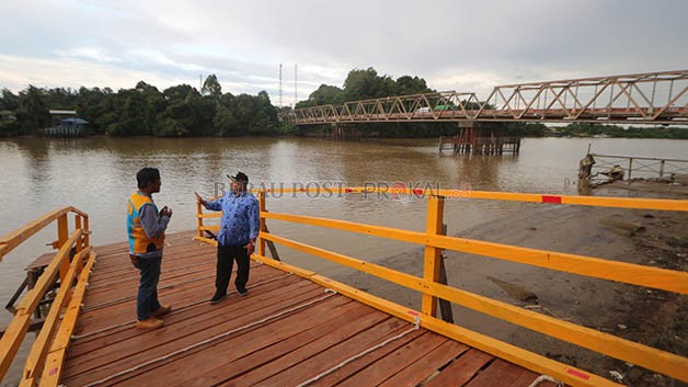 SUDAH DIPASTIKAN MOLOR: Wabup Berau Gamalis meninjau kesiapan dermaga penyeberangan orang dan kendaraan roda dua yang sudah rampung 100 persen, kemarin.