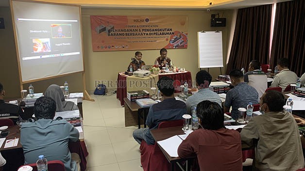 BUKA PELATIHAN: Kepala KUPP Tanjung Redeb Hotman Siagian, memberikan sambutan sekaligus membuka Workshop Implementasi Penanganan dan Pengangkutan Barang Berbahaya dan Barang Curah Padat di Pelabuhan, kemarin (18/10).