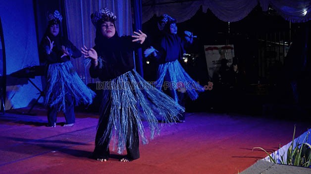PANGGUNGNYA ANAK MUDA: Beberapa pelajar asal MAN Tanjung Redeb, menyuguhkan Tarian Nusantara dalam Festival Literasi di Kantor Dispusip tadi malam (19/10).