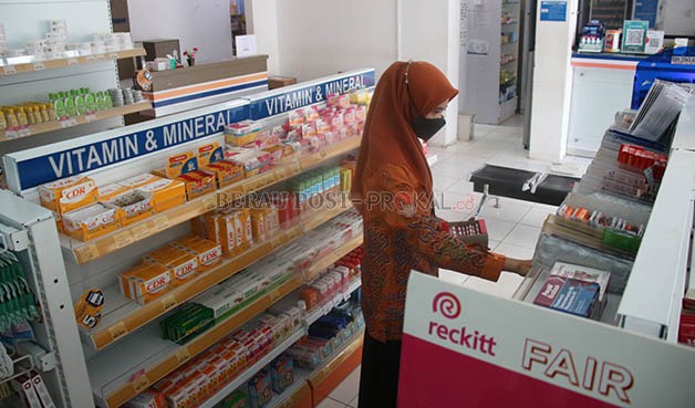 KOSONG: Sejumlah apotek di Berau sudah menarik penjualan obat-obat sirop yang sesuai edaran Kementerian Kesehatan.
