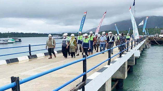 BERIMBAS KE PEREKONOMIAN: Bupati Berau Sri Juniarsih bersama jajaran Pemprov Kaltim, ketika meninjau Dermaga Teluk Sulaiman yang baru selesai dibangun, beberapa waktu lalu.