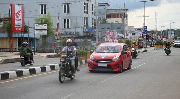 PELAT KENDARAAN: Seluruh kendaraan baik roda dua ataupun roda empat sudah diharuskan menggunakan pelat berlatar putih.