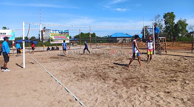TUAI KRITIK: Cabor voli pantai, salah satu cabang olahraga yang rencananya digelar di Bidukbiduk, akan dipindahkan ke Pulau Derawan.