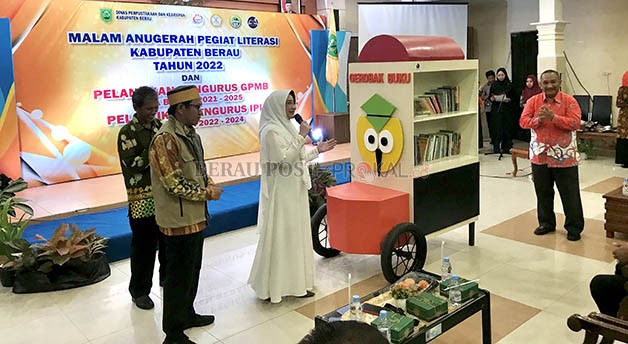 TUMBUHKAN MINAT BACA: Bupati Berau Sri Juniarsih didampingi Kepala Dinas Perpustakaan dan Kearsipan Kaltim dan Berau M Syafranuddin dan Yudha Budisantosa, serta Ketua GPMB Berau M Ichsan Rapi, me-launching Gerobak Buku yang diinisiasi GPMB Berau, Sabtu (2