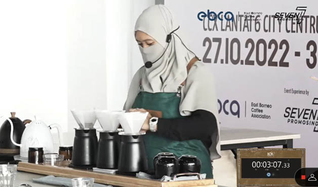 KE LEVEL NASIONAL: Lisa saat meracik kopi liberika yang mengantarkannya menjadi juara satu ajang Ice League Timur, dan akan mewakili Kaltim pada ajang Jogja Coffee Event.