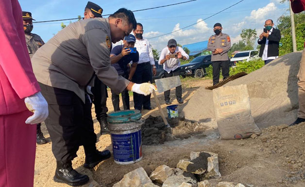 PELETAKAN BATU PERTAMA: Kapolres Berau AKBP Sindhu Brahmarya melakukan peletakan batu pertama pembangunan rumah tahfiz quran Al Fatih, di Jalan Gunung Panjang, Kelurahan Gunung Panjang, Tanjung Redeb.