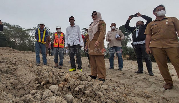 HUTAN KOTA: Bupati Berau Sri Juniarsih didampingi Wakil Bupati Berau Gamalis, melakukan sidak ke lokasi tambang PT BJU kemarin.