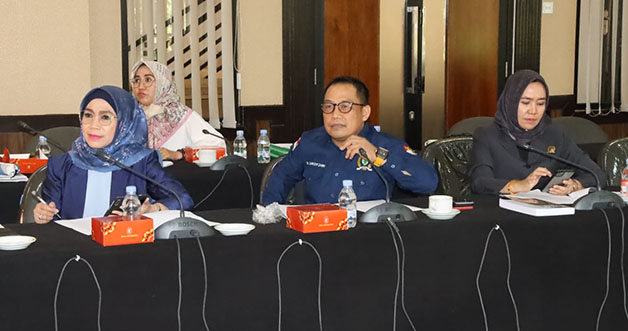 RAPERDA: Rapat Panitia Khusus membahas Raperda tentang Kesenian dengan Biro Hukum Pemprov Kaltim, dan Dewan Kesenian Daerah (DKD) Kaltim, dan UPTD Taman Budaya, Rabu (2/11).