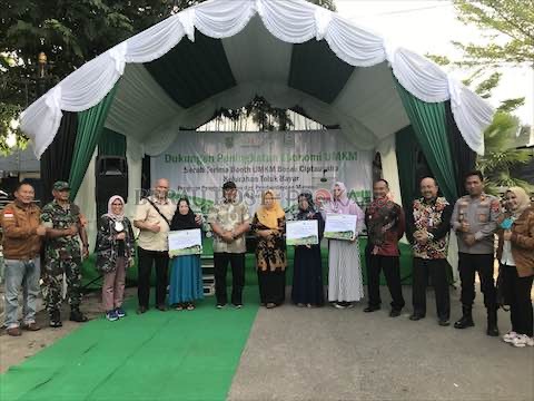 FOTO BERSAMA: Wabup Berau Gamalis didampingi perwakilan manajemen PT Berau Coal dan camat setempat, berfoto bersama usai menyerahkan secara simbolis kepada perwakilan penerima bantuan booth, kemarin.