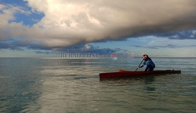 TAK IKUT PINDAH: Atlet Ski Air saat berlatih di laut Bidukbiduk sebagai persiapan mengikuti Porprov VII Kaltim.