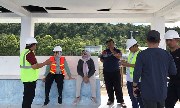 TINJAU LANGSUNG: Kepala DPUPR Berau Taupan Madjid  bersama Bupati Berau Sri Juniarsih saat meninjau Dermaga Maratua. Sebelumnya, Wakil Bupati Berau Gamalis juga memberikan atensi terhadap kerusakan fasilitas di dermaga tersebut.