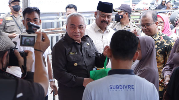 PASAR MURAH: Gubernur Kaltim Ir Isran Noor, menyerahkan paket sembako di pasar murah yang dilaksanakan di Stadion Rodong Demang, Kabupaten Kutai Kartanegara, Senin (7/10).
