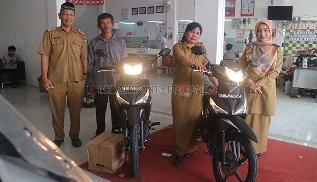 APRESIASI UNTUK PETANI: Bupati Berau Sri Juniarsih saat menyerahkan hadiah sepeda motor kepada petani jagung dan penyuluh di Kampung Sukan Tengah, kemarin.