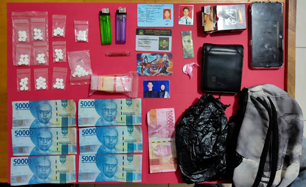BARANG BUKTI: Sejumlah barang bukti yang berhasil didapat petugas dari pelaku pengedar pil koplo MS.